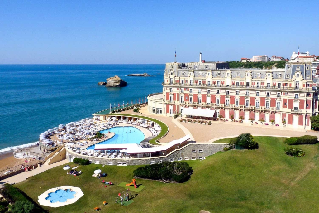 L'hôtel du Palais, symbole de la ville. Majestueux. Il rend hommage à l'impératrice Eugénie.