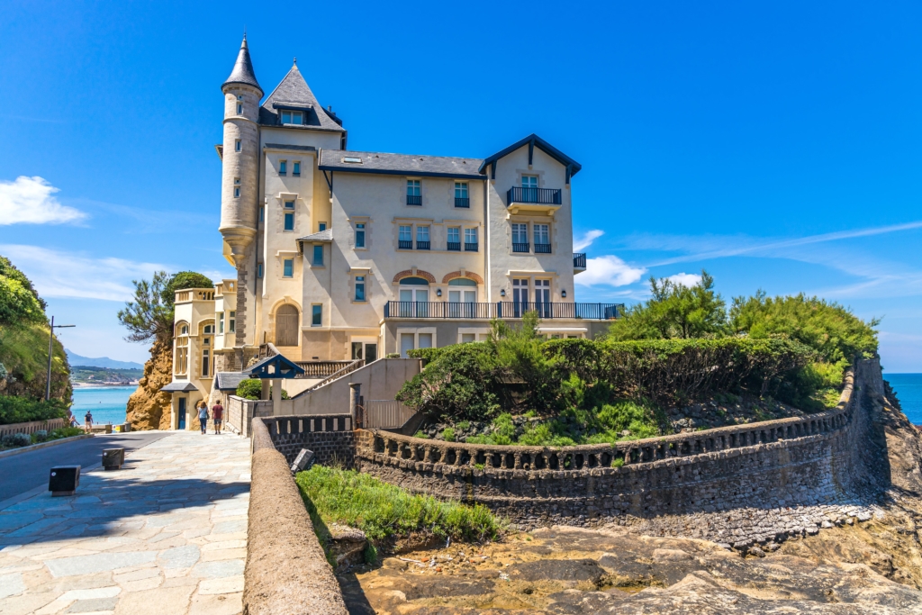 La Villa Belza surplombe l'océan et l'une des plus belles plages d'Europe : la côte des basques. 