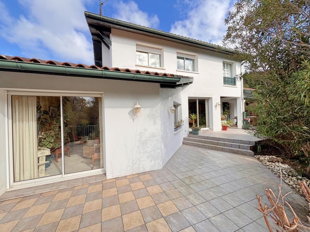 maison-4 chambres-piscine-jardin-garage