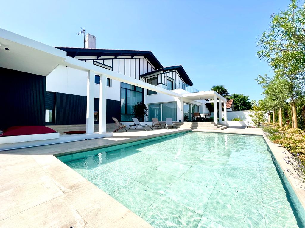 maison-4 chambres-terrasse-piscine-jardin-garage